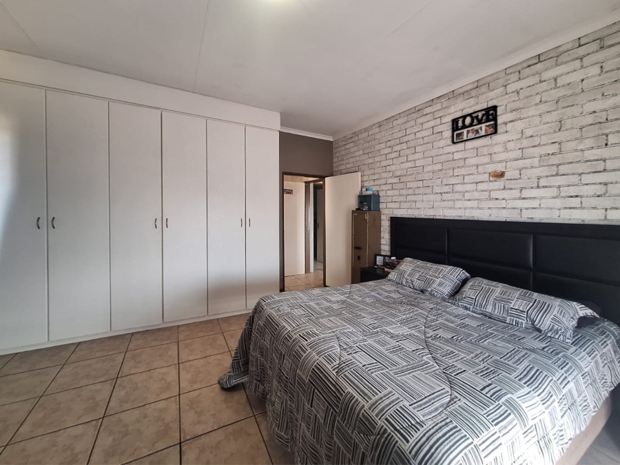 6 Bedroom Property for Sale in Meerhof North West